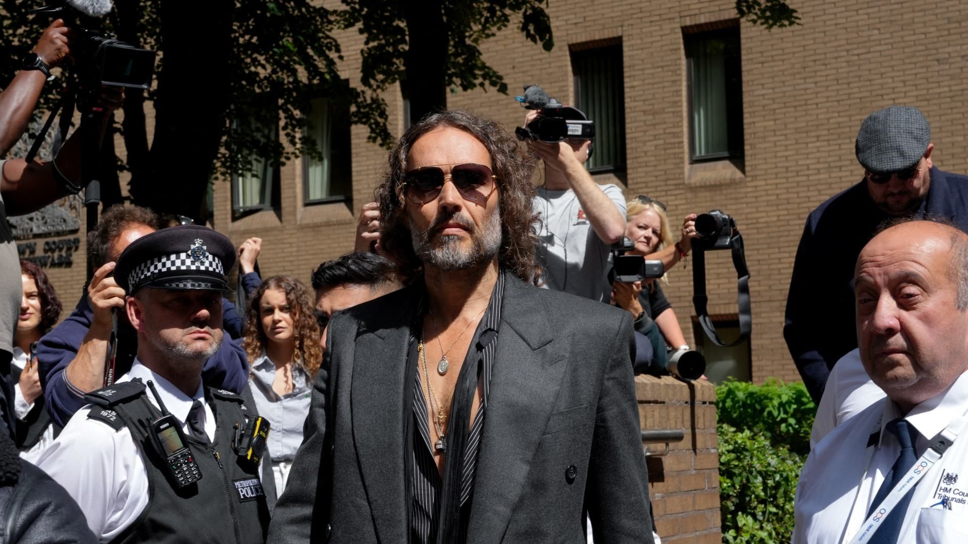 Se Declara Russell Brand "No Culpable" de Cinco Delitos de Violencia Sexual