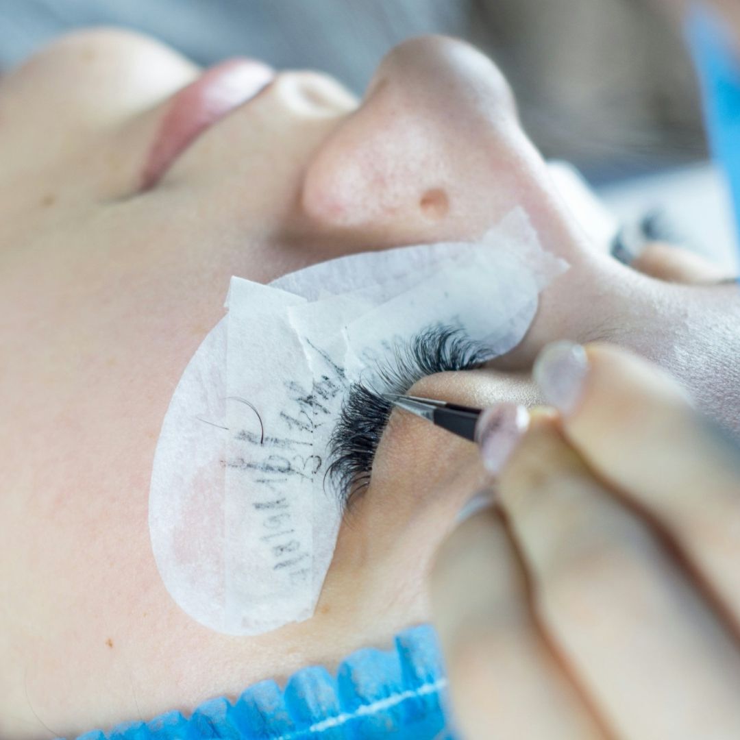 Mujer Va a Ponerse Extensiones de Pestañas y le Detectan Cáncer
