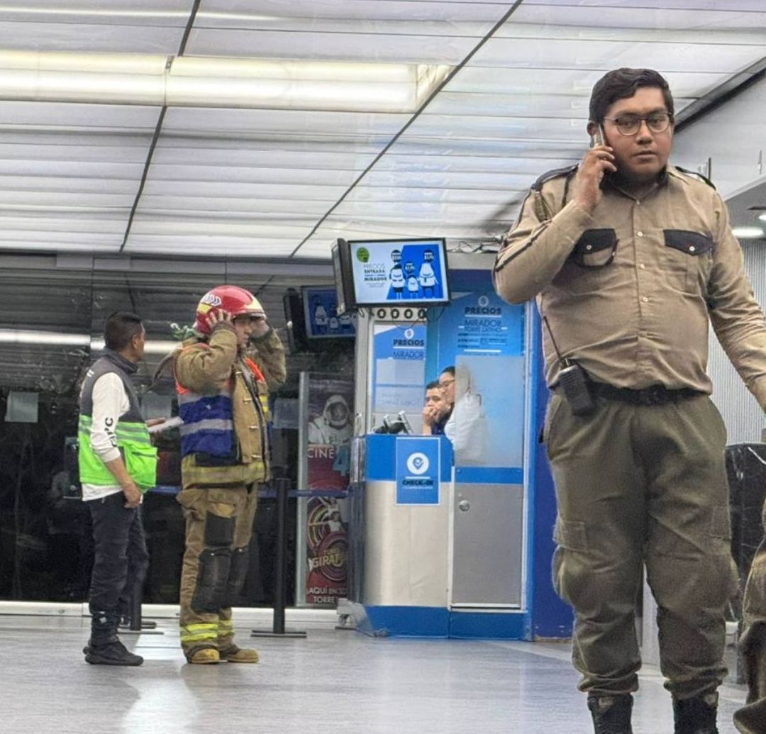 12 Personas Quedan Atrapadas en Elevador de la Torre Latinoamericana en el Centro, CDMX