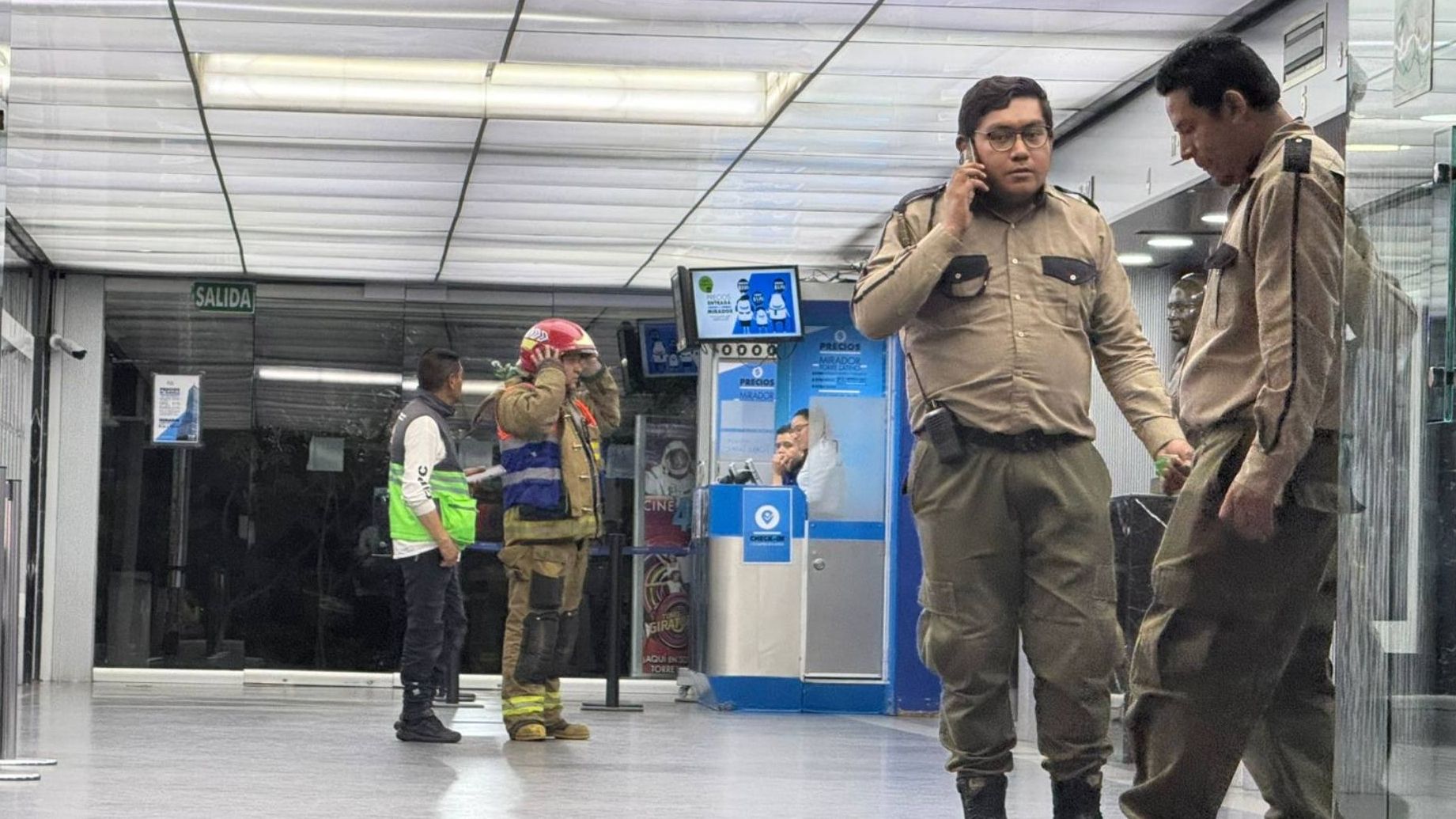 12 Personas Quedan Atrapadas en Elevador de la Torre Latinoamericana en el Centro, CDMX