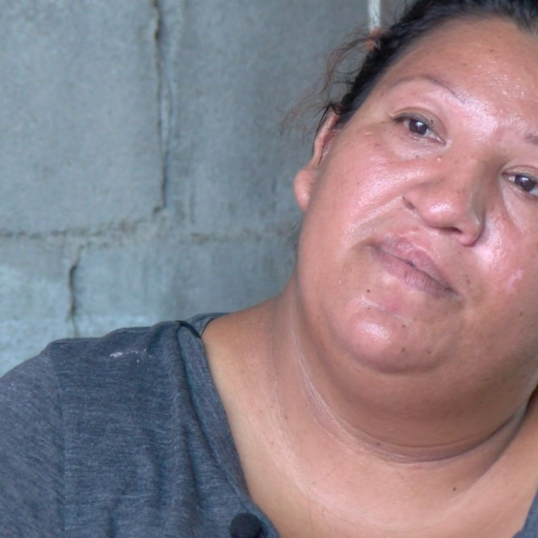 La venta de ropa usada no alcanza a Janeth para cubrir los gastos de sus hijos