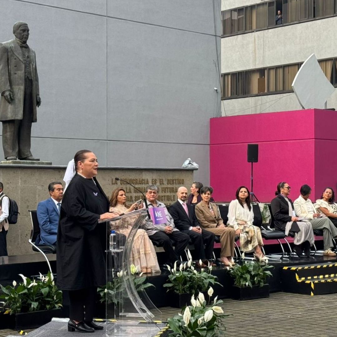 Consejeros electorales se reunieron en la explanada del INE.
