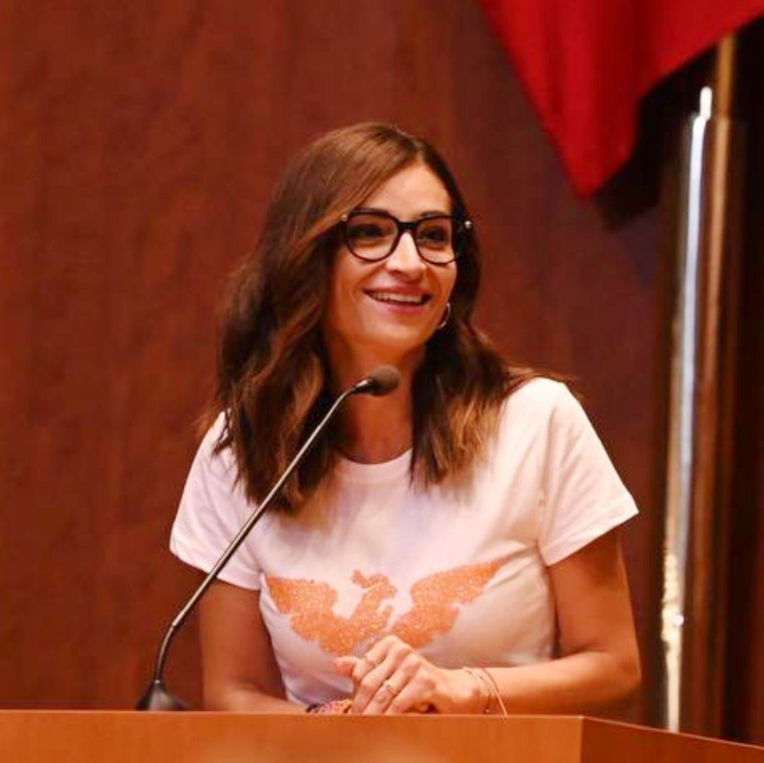 Coordinadora de Campaña de Máynez se Fractura Pierna Tras Desplome de Templete