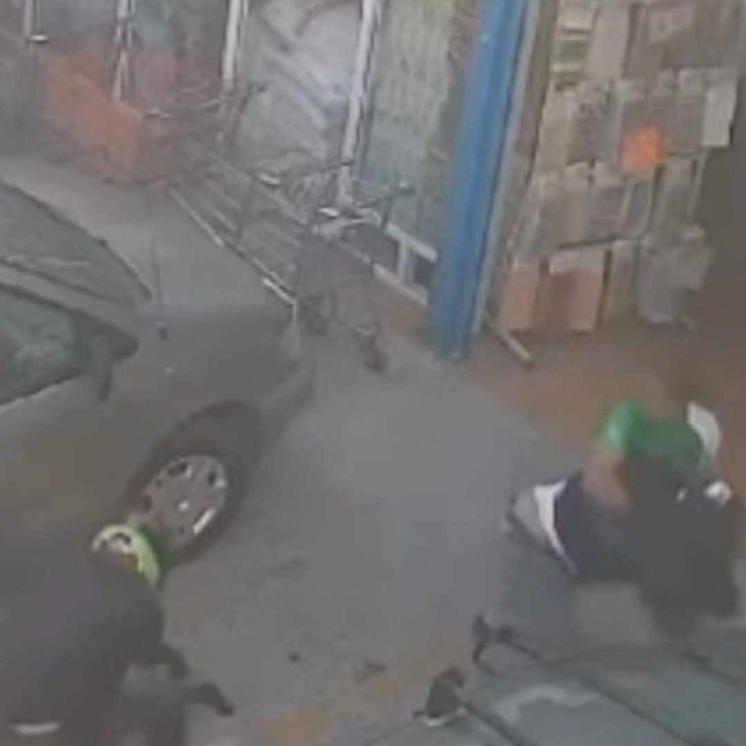 En las imágenes se puede ver como tras forcejear intentan escapar, pero la Policía los detiene.