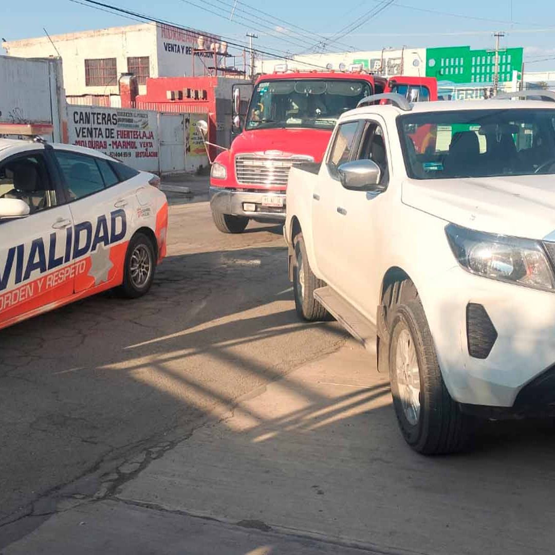 Hombre Amenaza a Agentes de Tránsito con Pistola Falsa en Torreón
