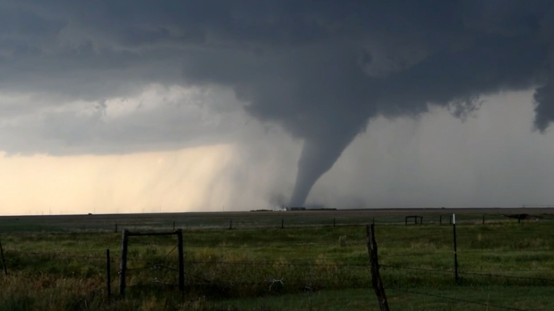 Un tornado sorprendió a los habitantes de la zona norte de Toluca, Edomex; a esto se refiere el término 'no supercelda'