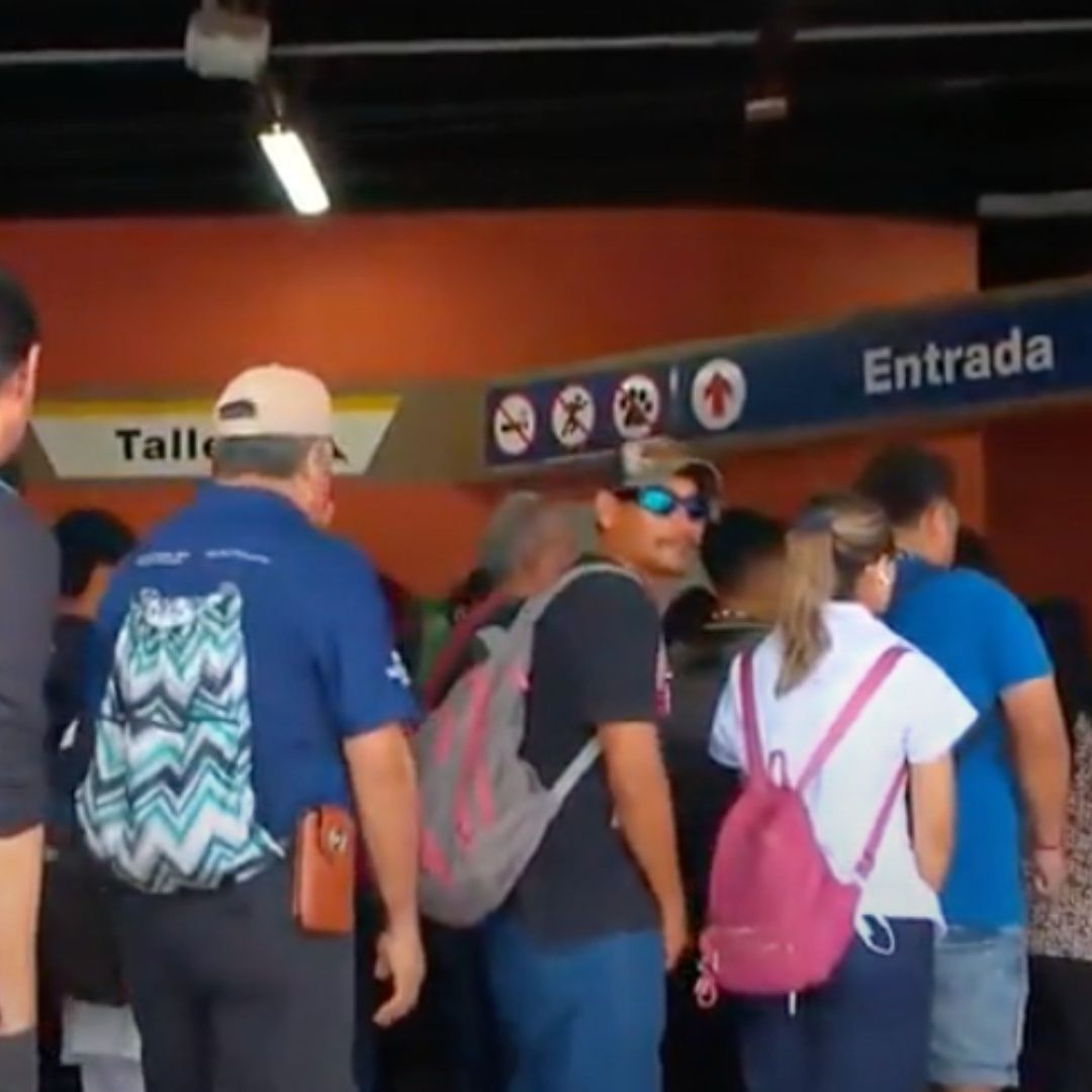 Largas filas en la estación Talleres del Metro de Monterrey