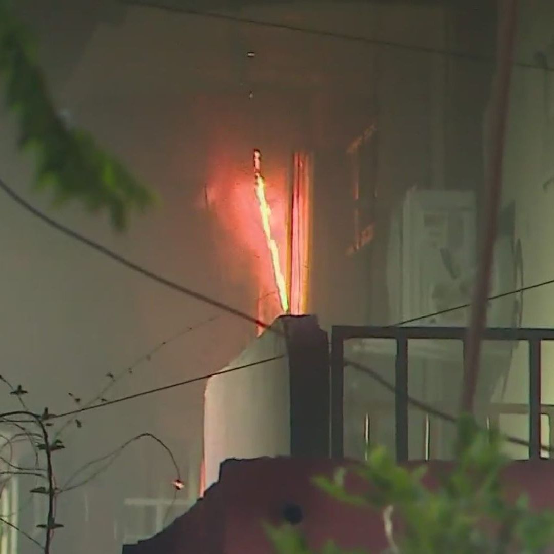 El incendio fue sofocado y el área asegurada donde se busca a los presuntos responsables.