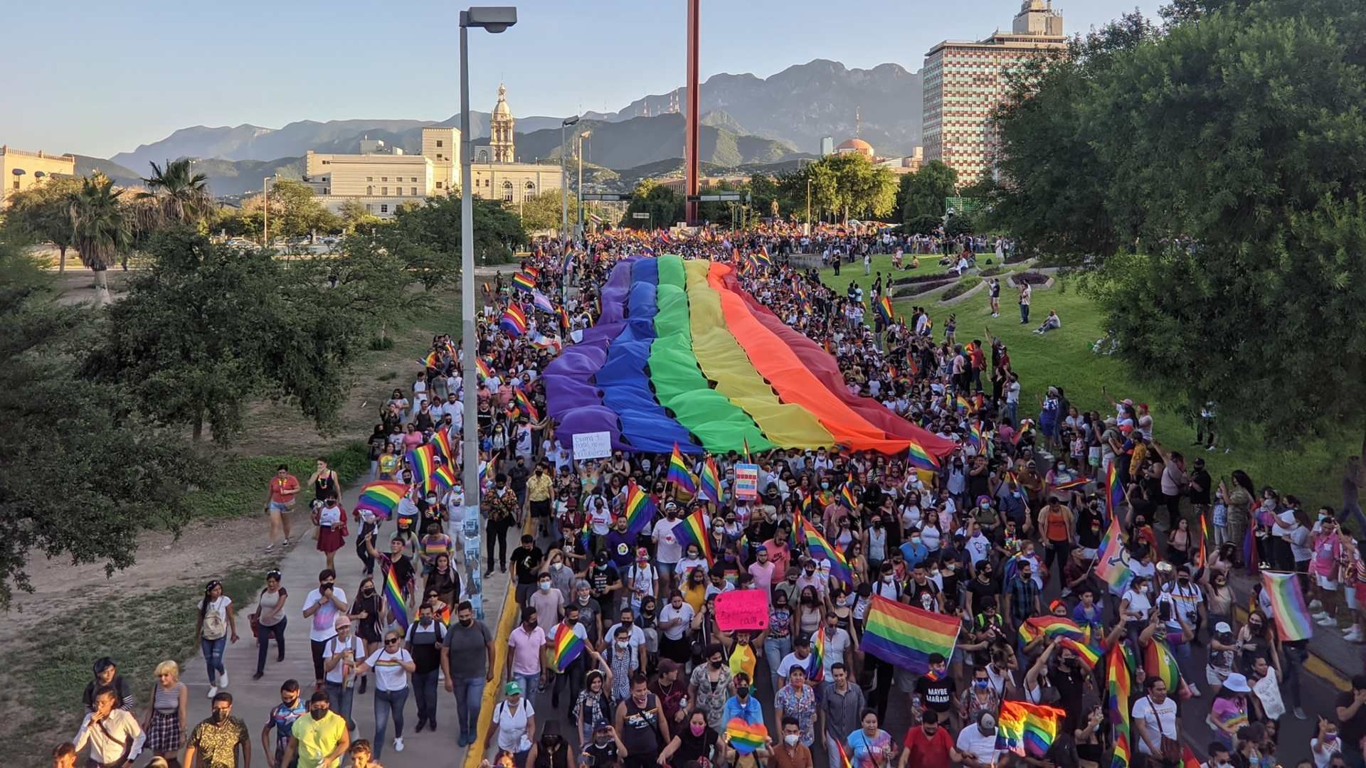 Comunidad LGBT en la Marcha de la Diversidad Monterrey 2024