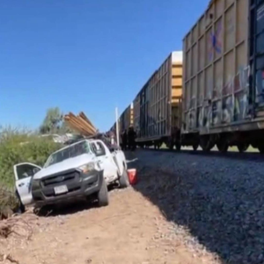 Tren Arrolla Vehículo que Intentó Ganarle el Paso en Empalme; Hay 2 Lesionados