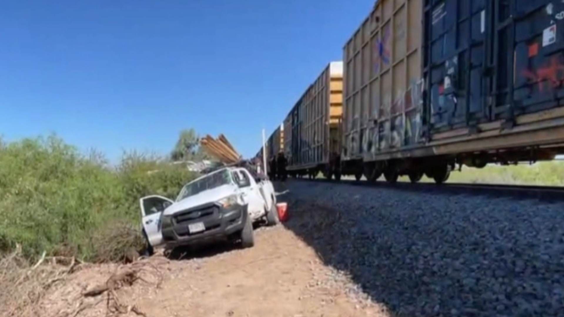 Tren Arrolla Vehículo que Intentó Ganarle el Paso en Empalme; Hay 2 Lesionados