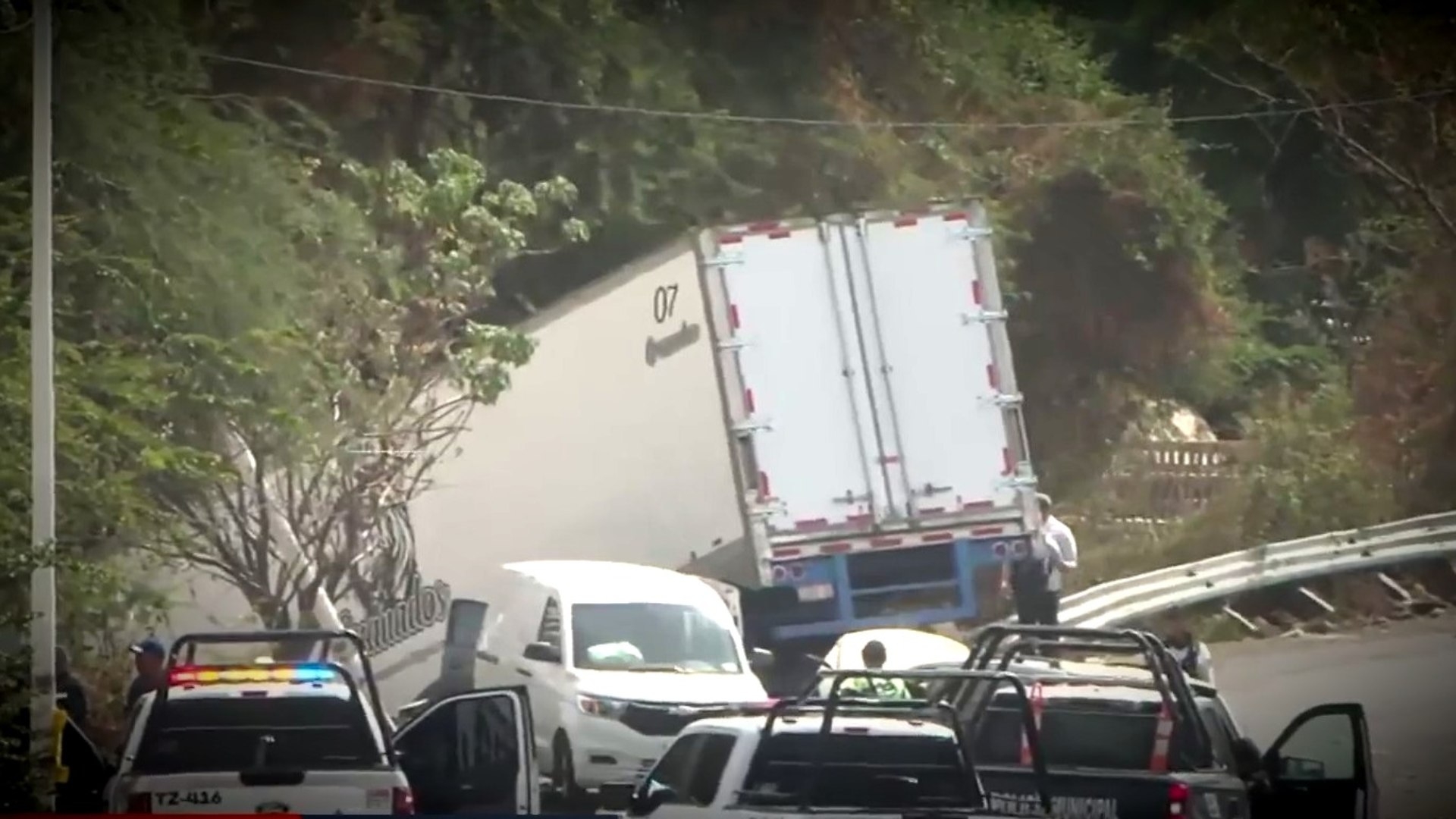 Tráiler se Queda sin Frenos y Ocasiona Choque Múltiple en Tlajomulco ...