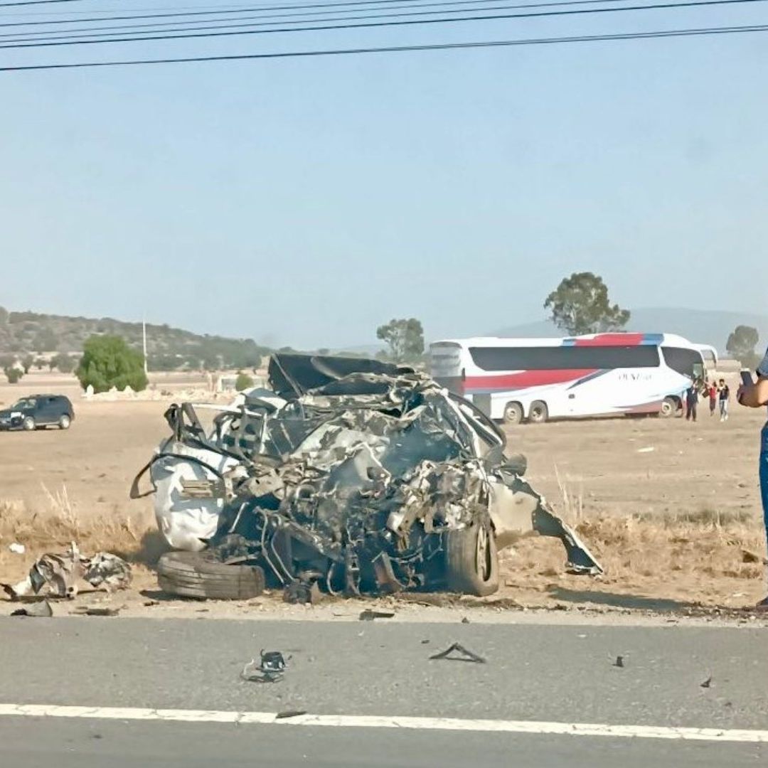 Fue necesario cerrar la circulación de la carretera en ambos sentidos y habilitaron un paso por la terracería para permitir el paso de los conductores