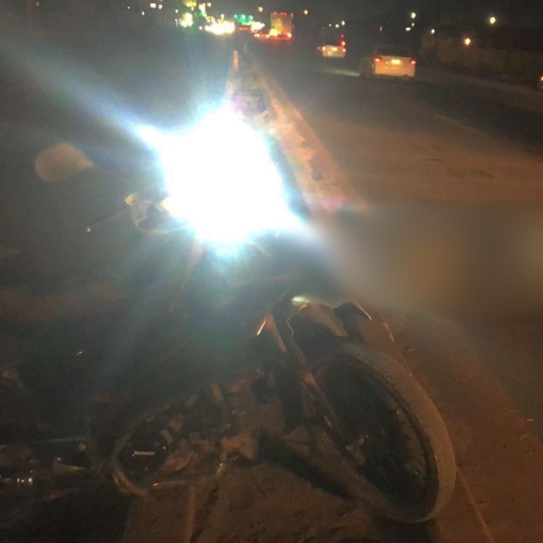 Encuentran a Motociclista Sin Vida Sobre Carretera a San Luis; Presumen que Fue Arrollado