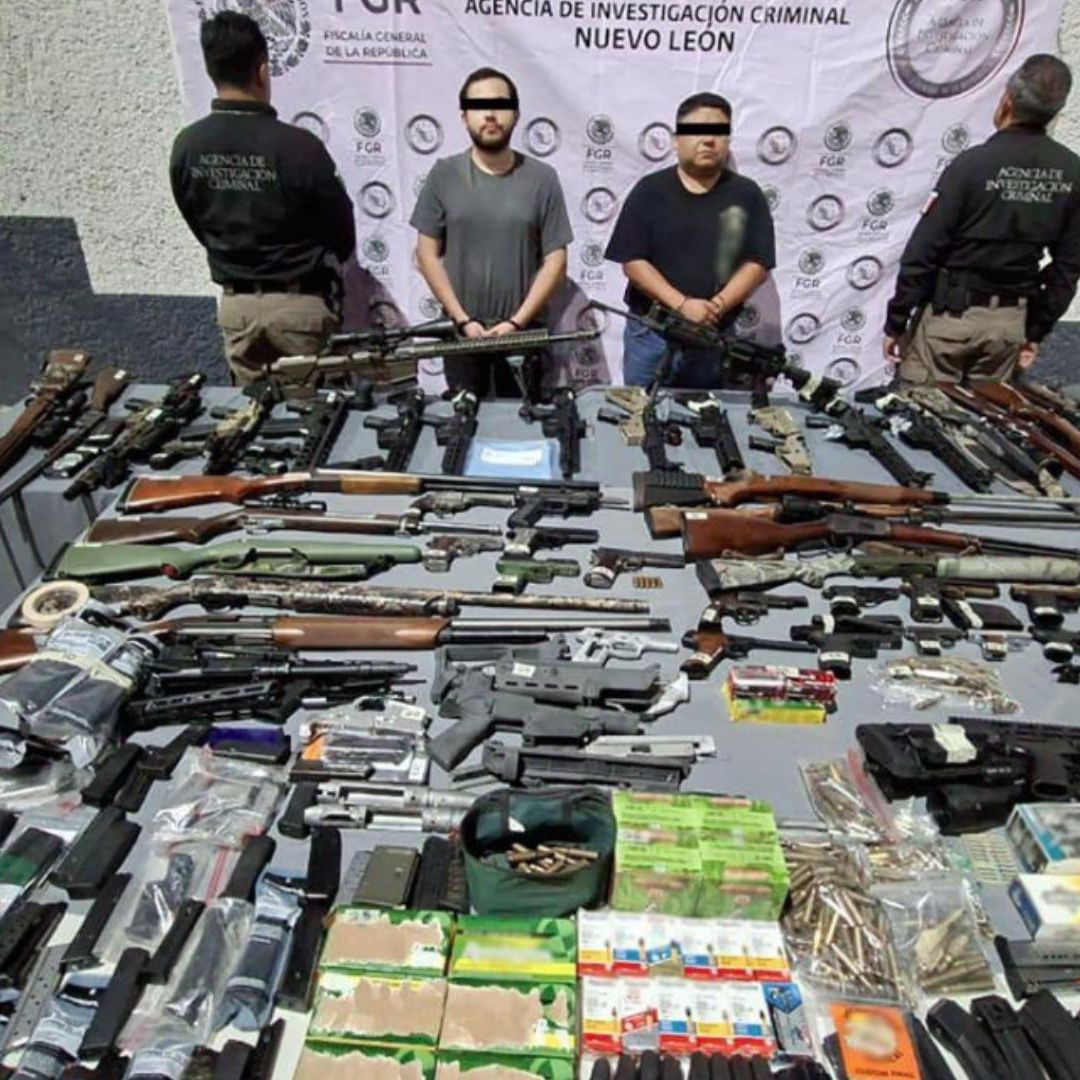 Detienen a 3 Hombres en Monterrey, Nuevo León, en Dos Operativos; Aseguran 64 Armas de Fuego