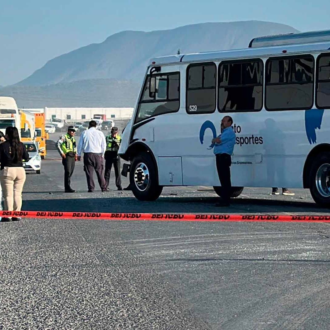 Muere Mujer en Choque Contra Camión de Personal en Antigua Carretera a Monclova