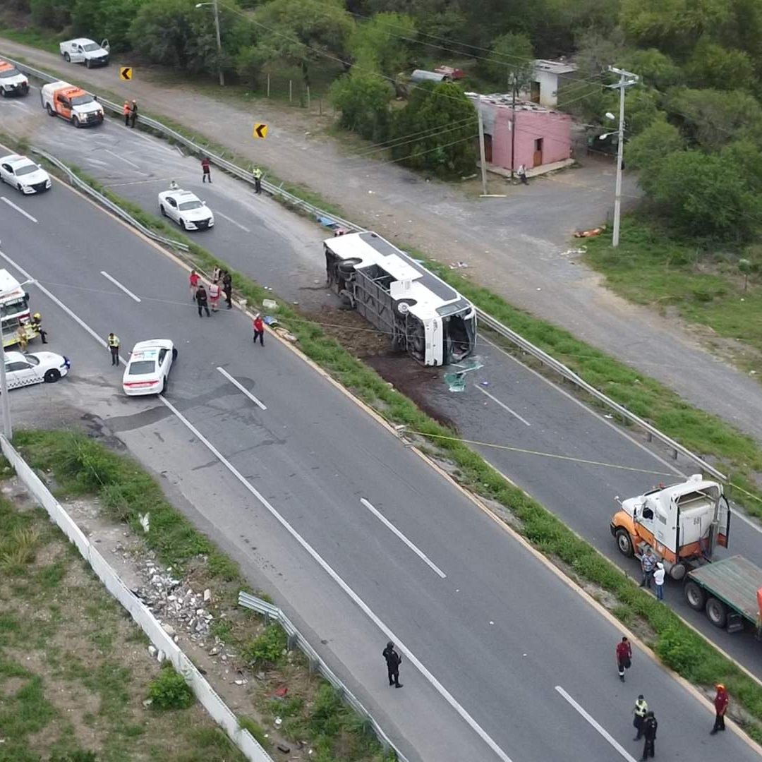 El autobús donde viajan 45 pasajeros volcó en el municipio de Hualahuises