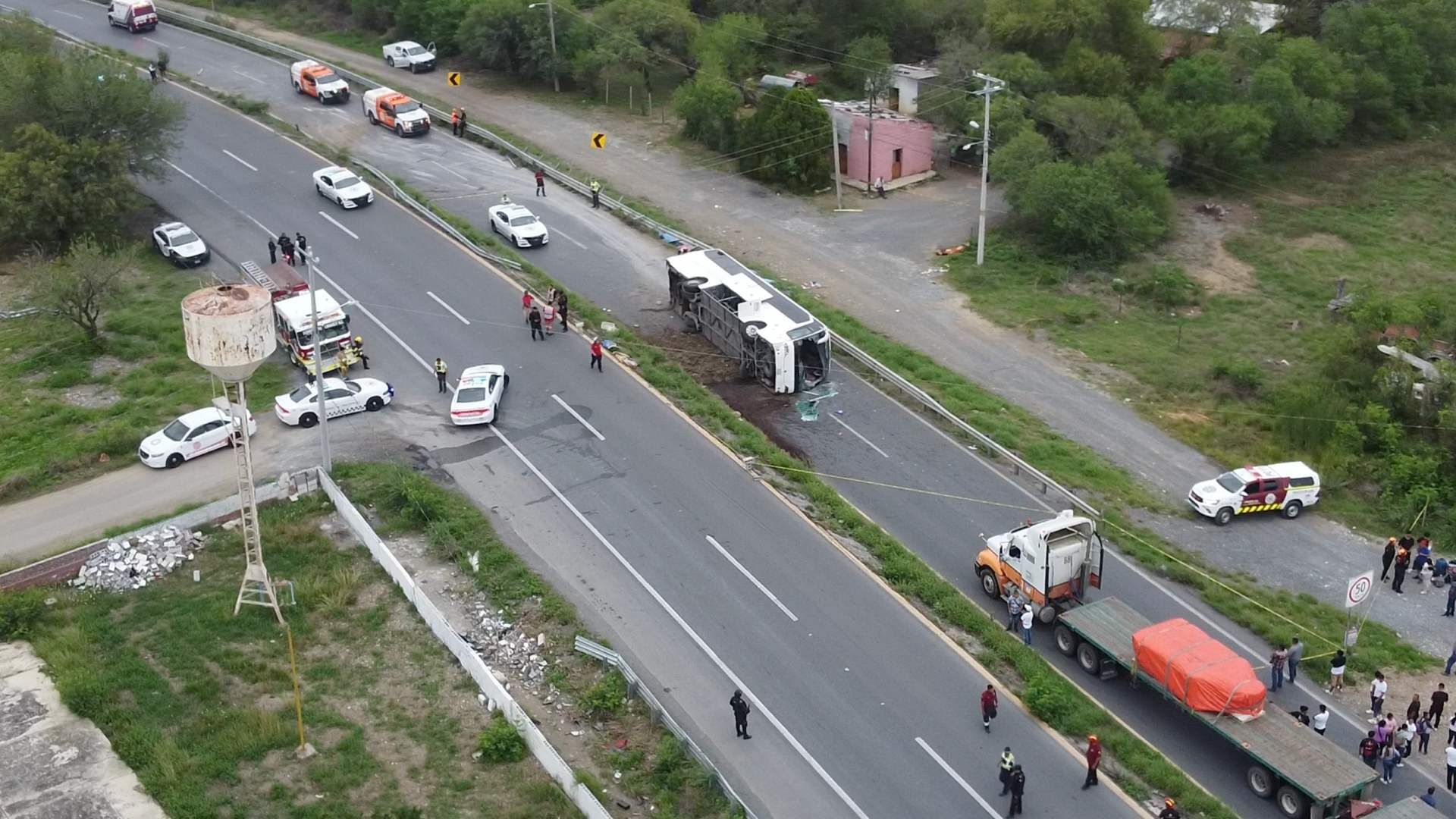 El autobús donde viajan 45 pasajeros volcó en el municipio de Hualahuises