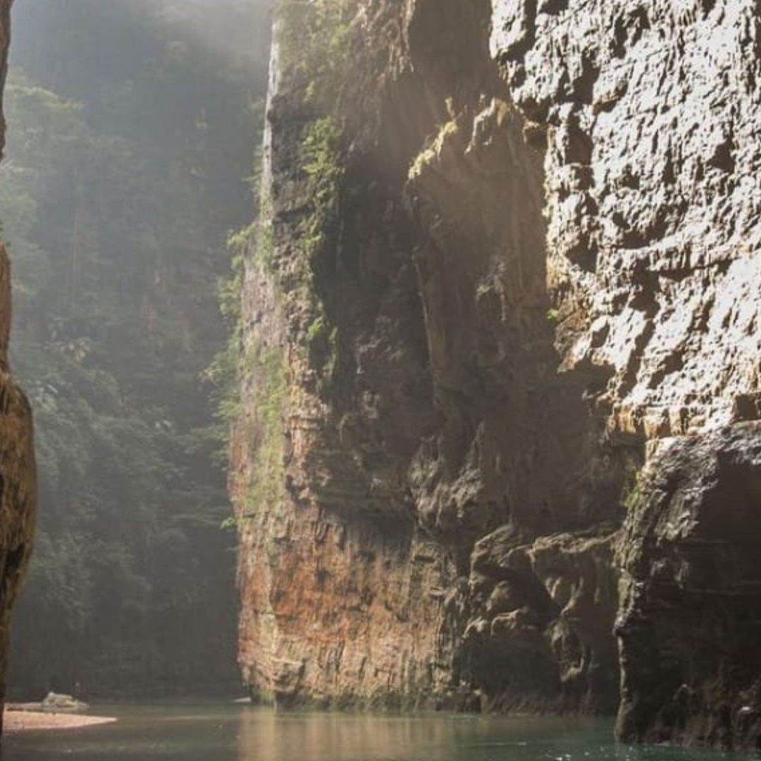 Roca de 70 Metros de Largo Cae sobre Turistas en Cintalapa, Chiapas