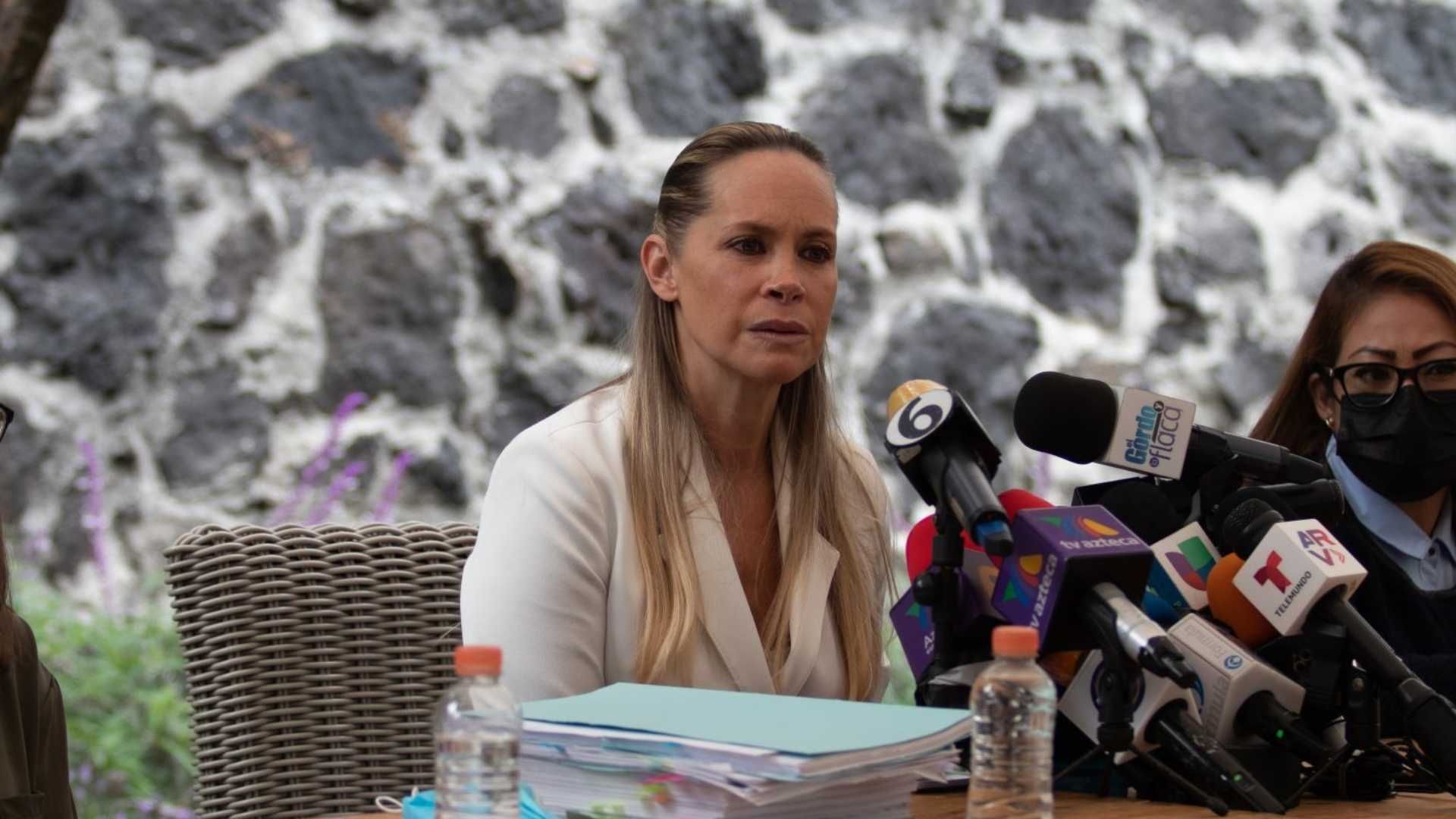 Ginny Hoffman en conferencia de prensa