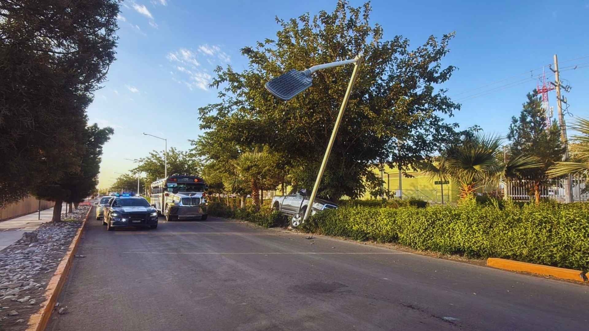 Conductor Se Da a la Fuga Tras Chocar Contra Poste en Ciudad Juárez