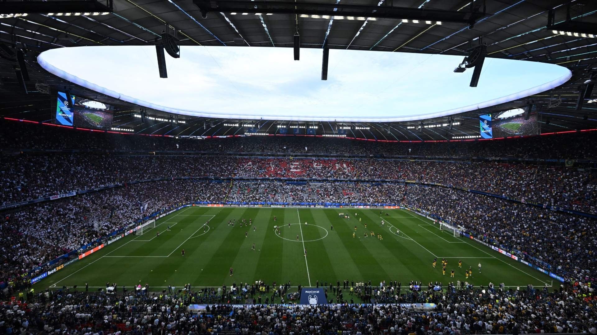 Creadores de Contenido Se Esconden en Baño de Estadio para Ver Gratis la Final de la Champions