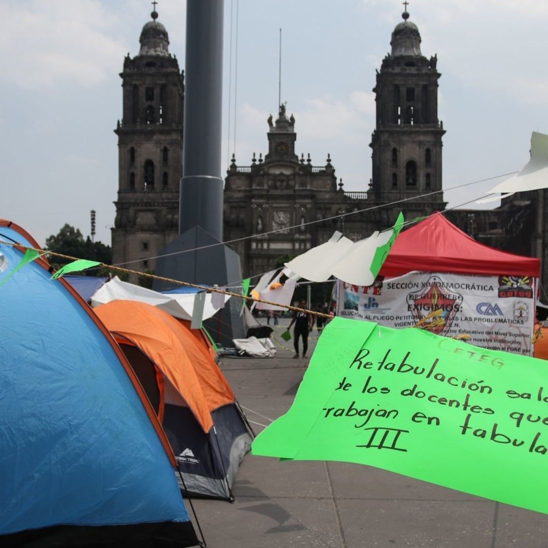 Maestros de la CNTE mantienen plantón en el Zócalo de la CDMX