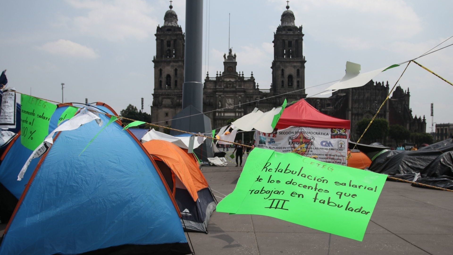 Maestros de la CNTE mantienen plantón en el Zócalo de la CDMX