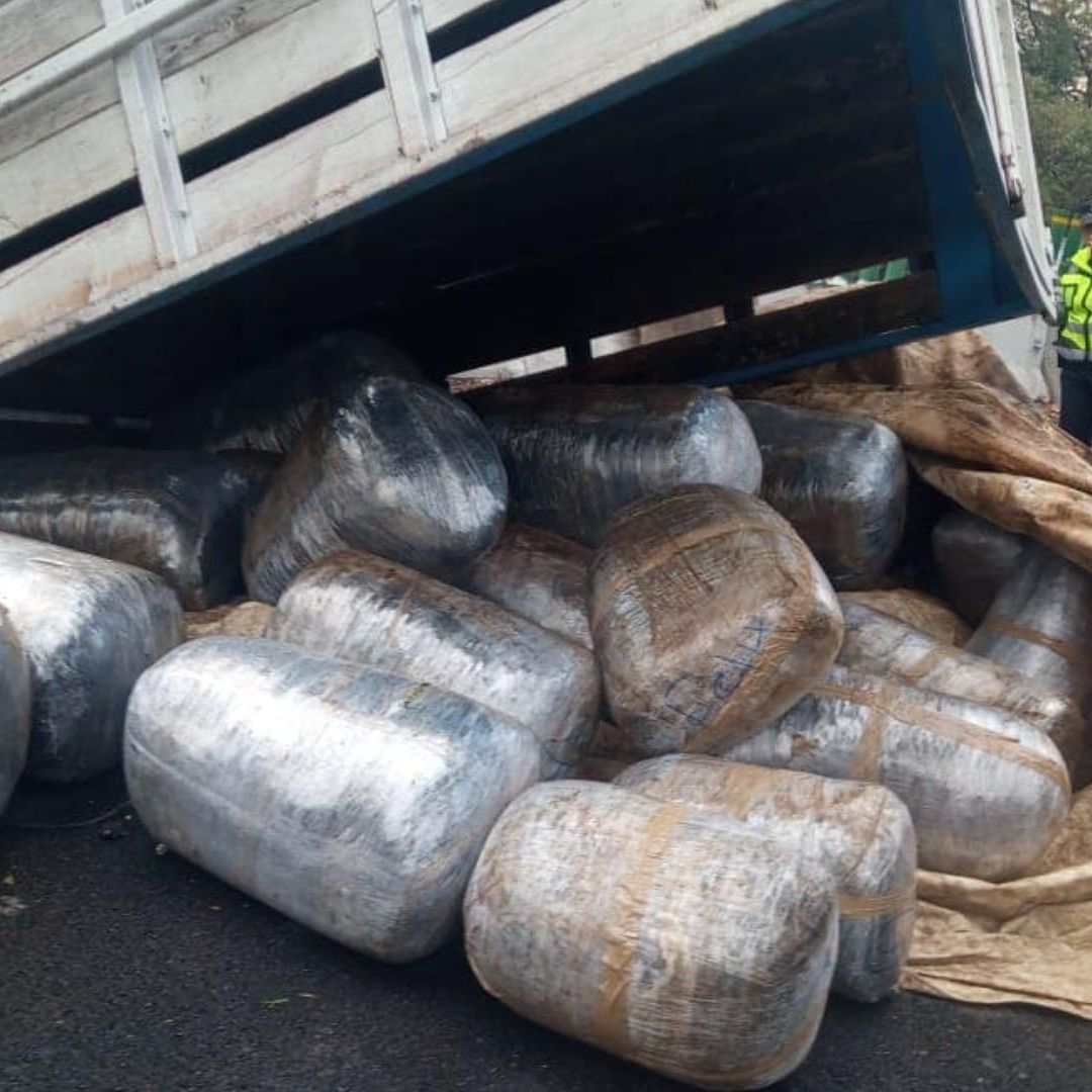 ¿Hubo Rapiña? Camioneta Vuelca con 500 Kilos de Marihuana en la México-Toluca