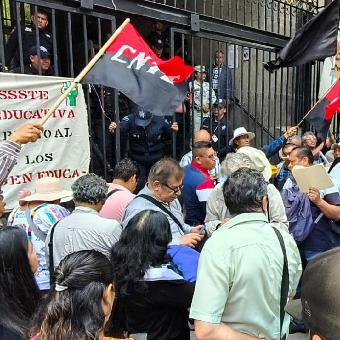 Concentración de maestros de la CNTE afuera de Segob