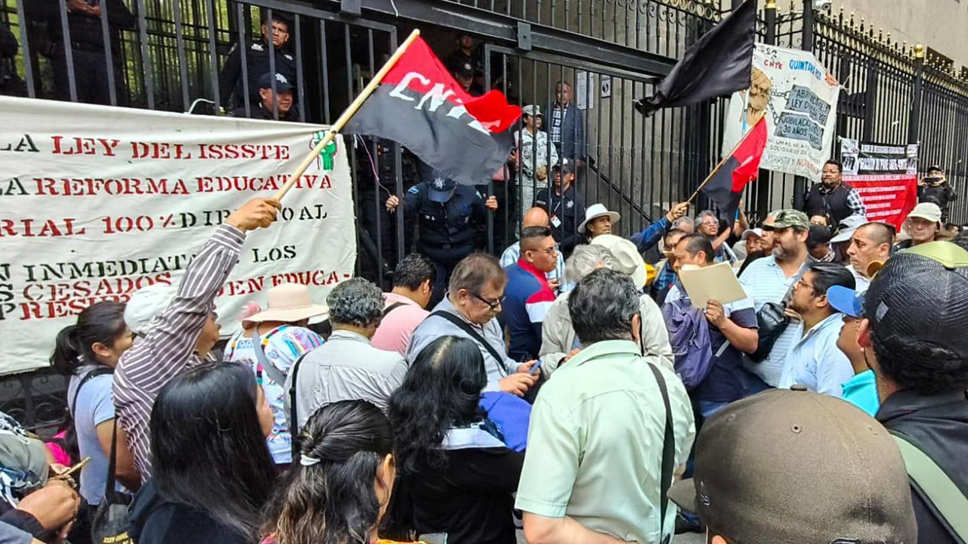 Concentración de maestros de la CNTE afuera de Segob