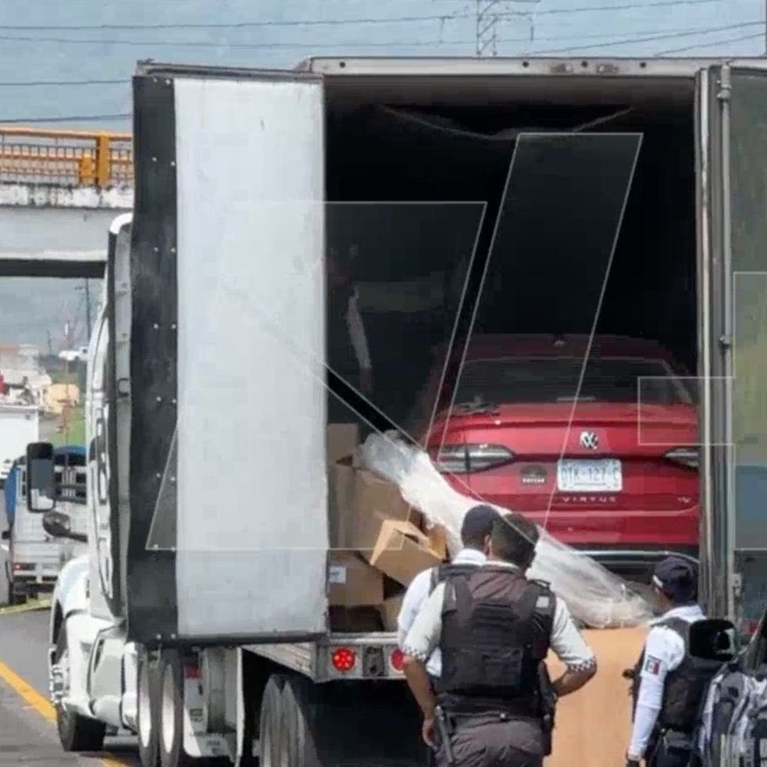 La unidad asegurada es un tractocamión de color blanco, con razón social “Correcaminos Trucking” y placas de circulación 39AE2A.
