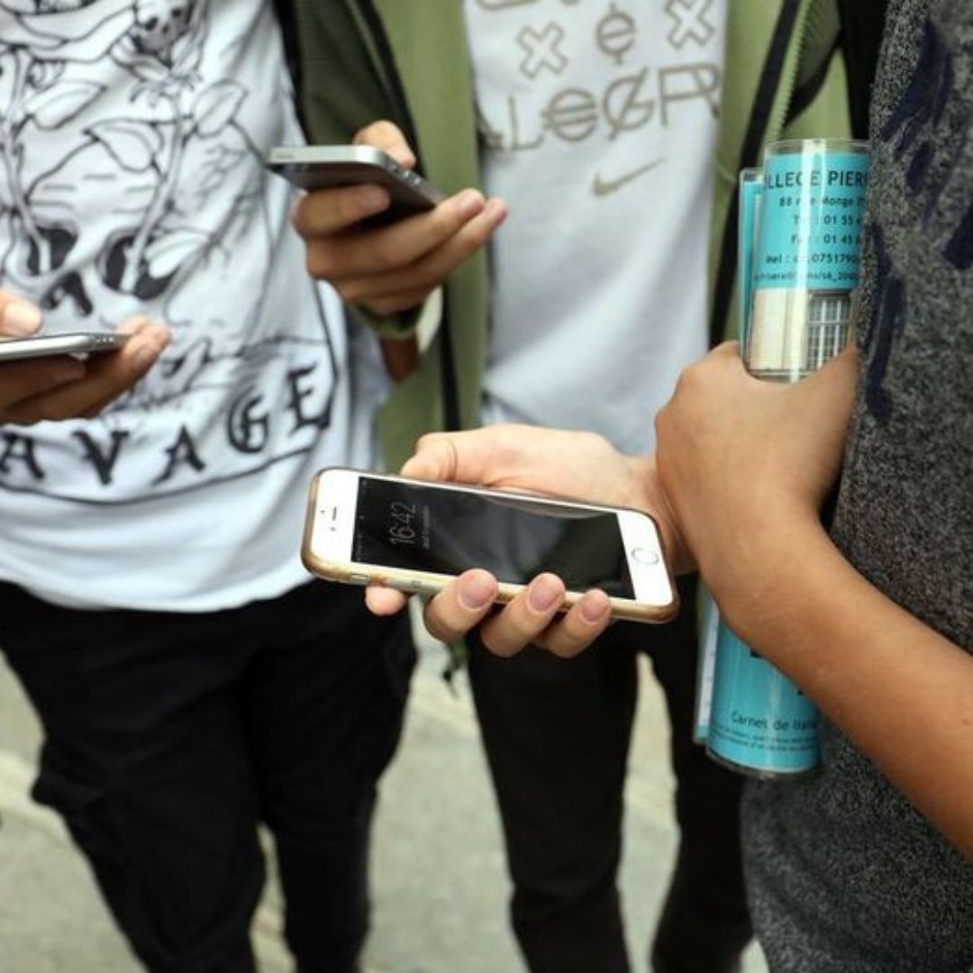 Jalisco Busca Prohibir Celulares en Escuelas para Evitar que Cárteles Recluten Miles de Menores