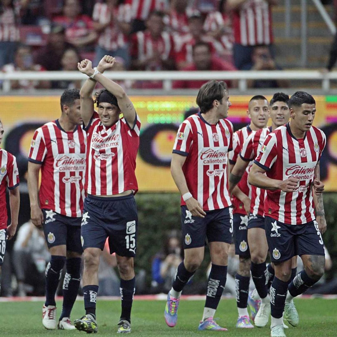 Erick Gutiérrez, jugador de Chivas, celebra su anotación en partido en el Estadio Akron