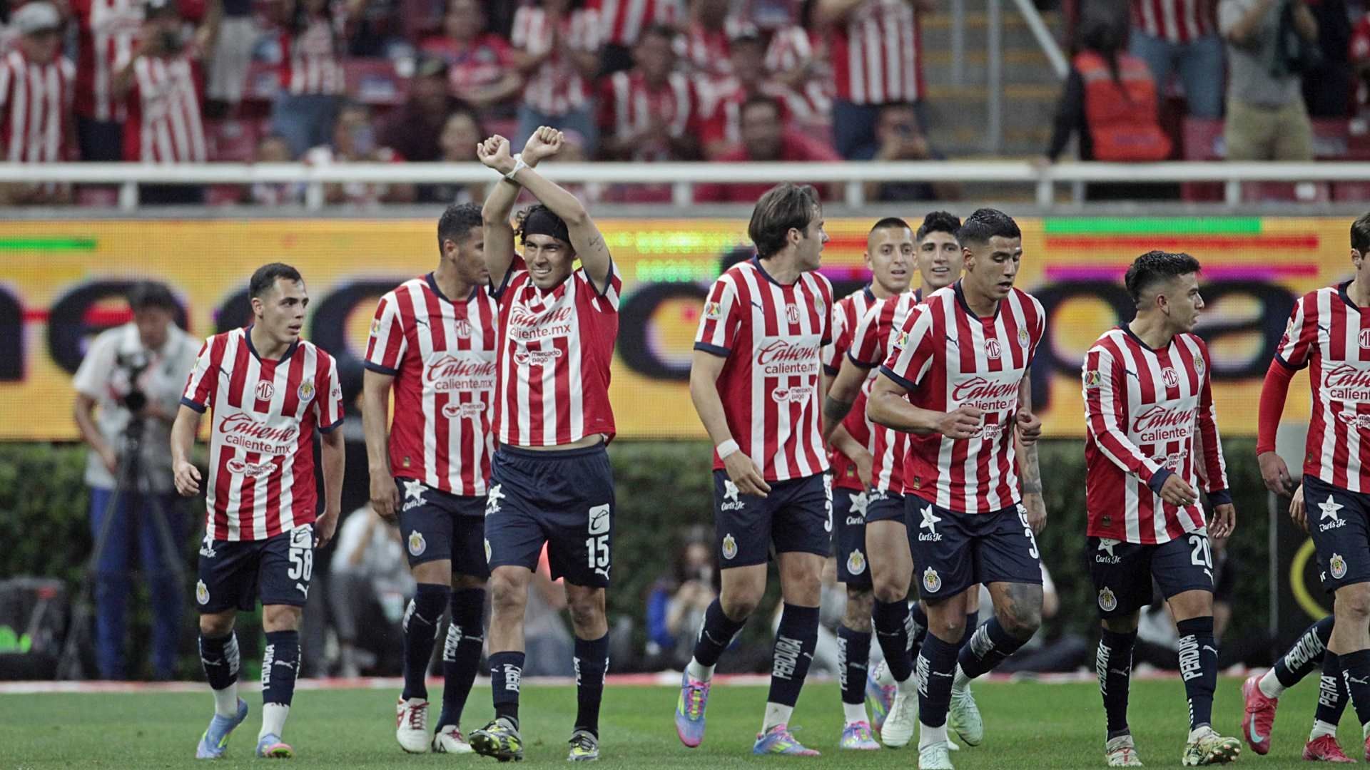 Erick Gutiérrez, jugador de Chivas, celebra su anotación en partido en el Estadio Akron