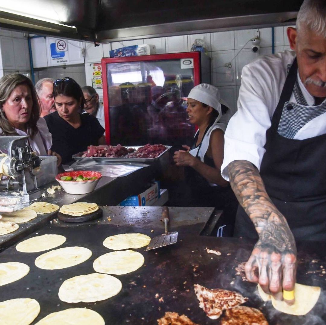 Tacos de El Califa de León Siguen con Largas Filas, Comensales Viajan desde Lejos para Probarlos