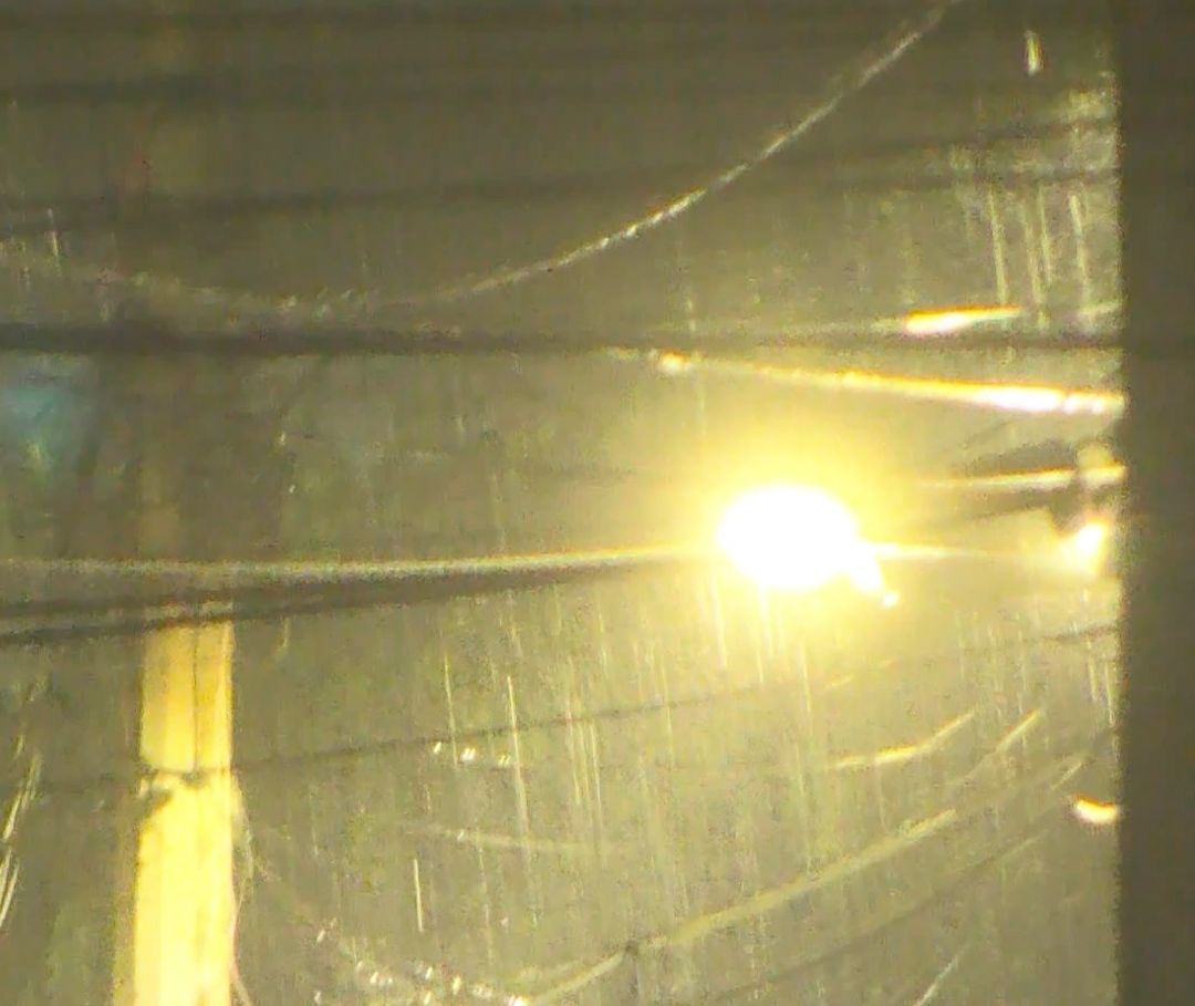 Murió mientras intentaba arreglar el cableado de su casa bajo la lluvia.