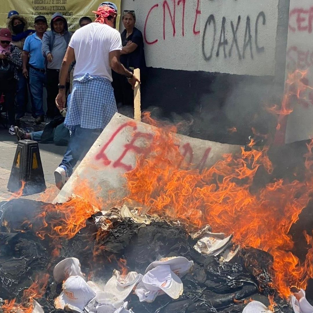 incendio afuera del edificio del SNTE
