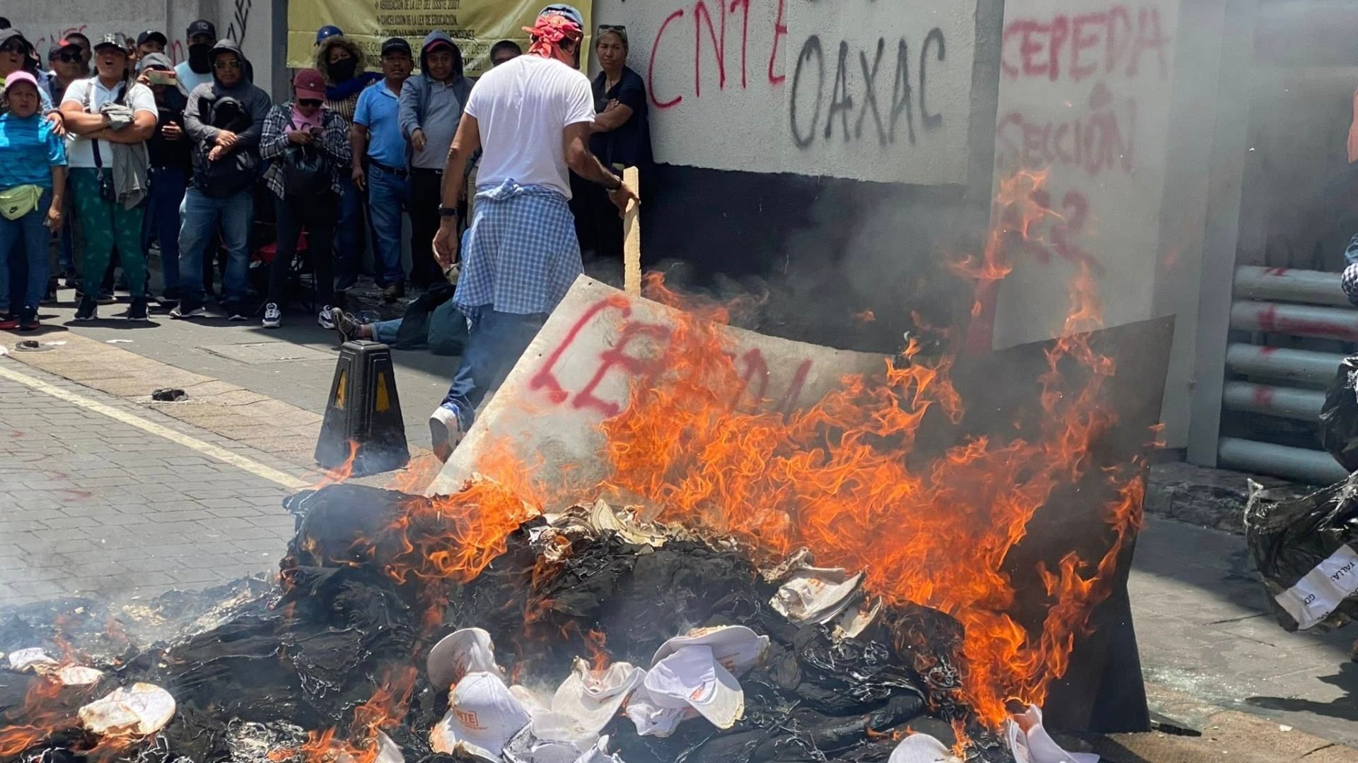 incendio afuera del edificio del SNTE