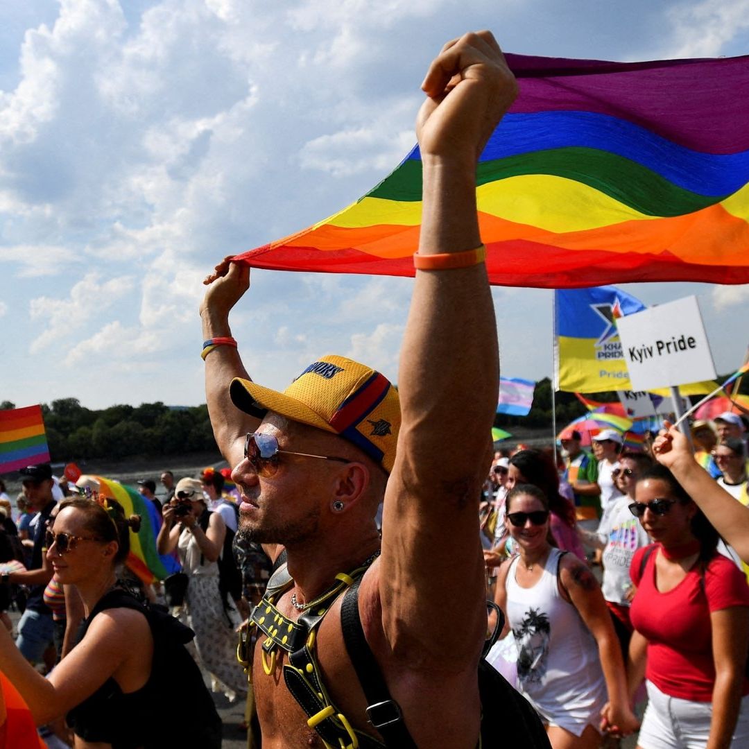 En Hungría, Prohíben la Bandera LGBT+ en Edificios Públicos para 'Proteger' a los Niños