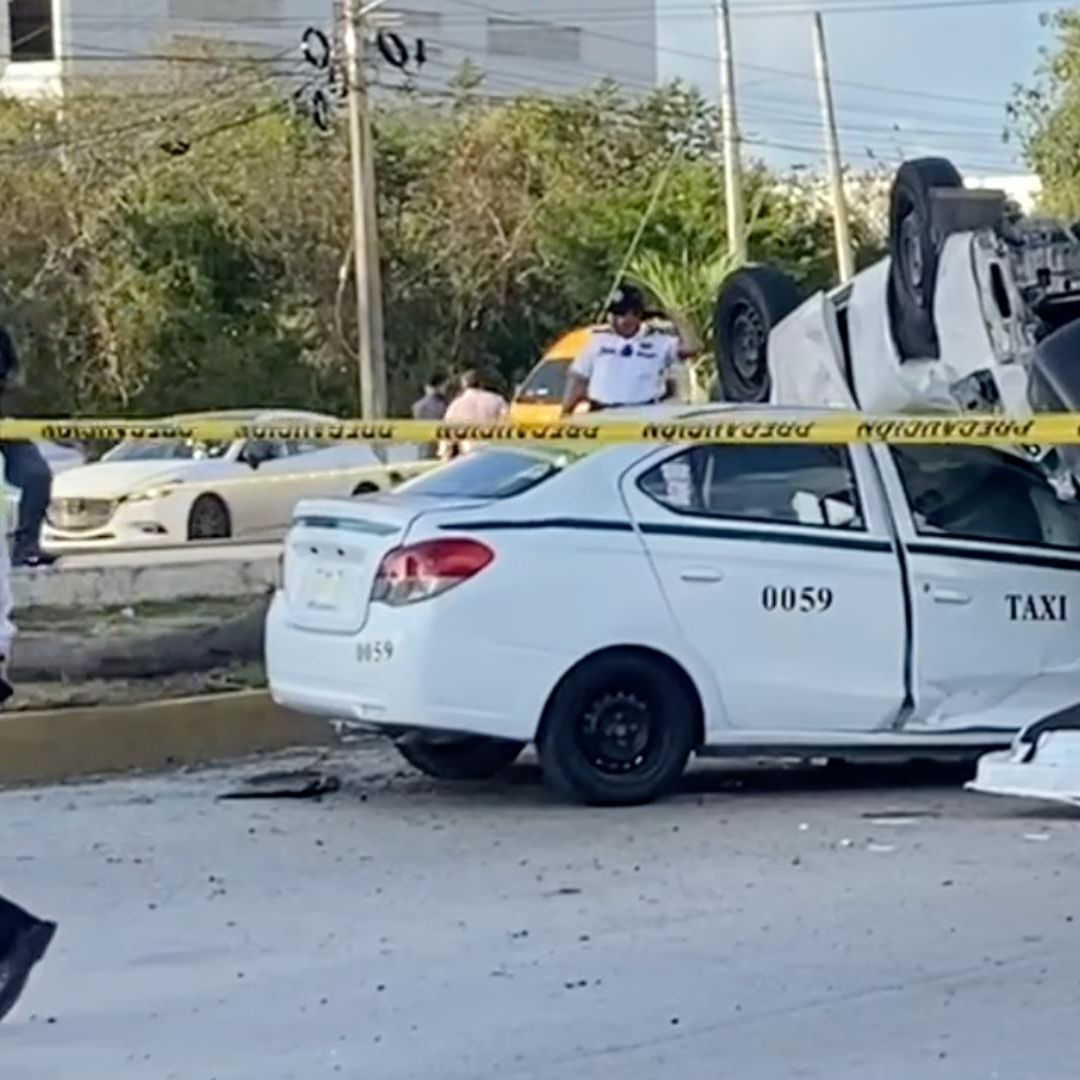 Accidente Cancún Hoy, Van Queda Sobre Taxi Avenida Tulum. Hay Lesionados y Fallecidos