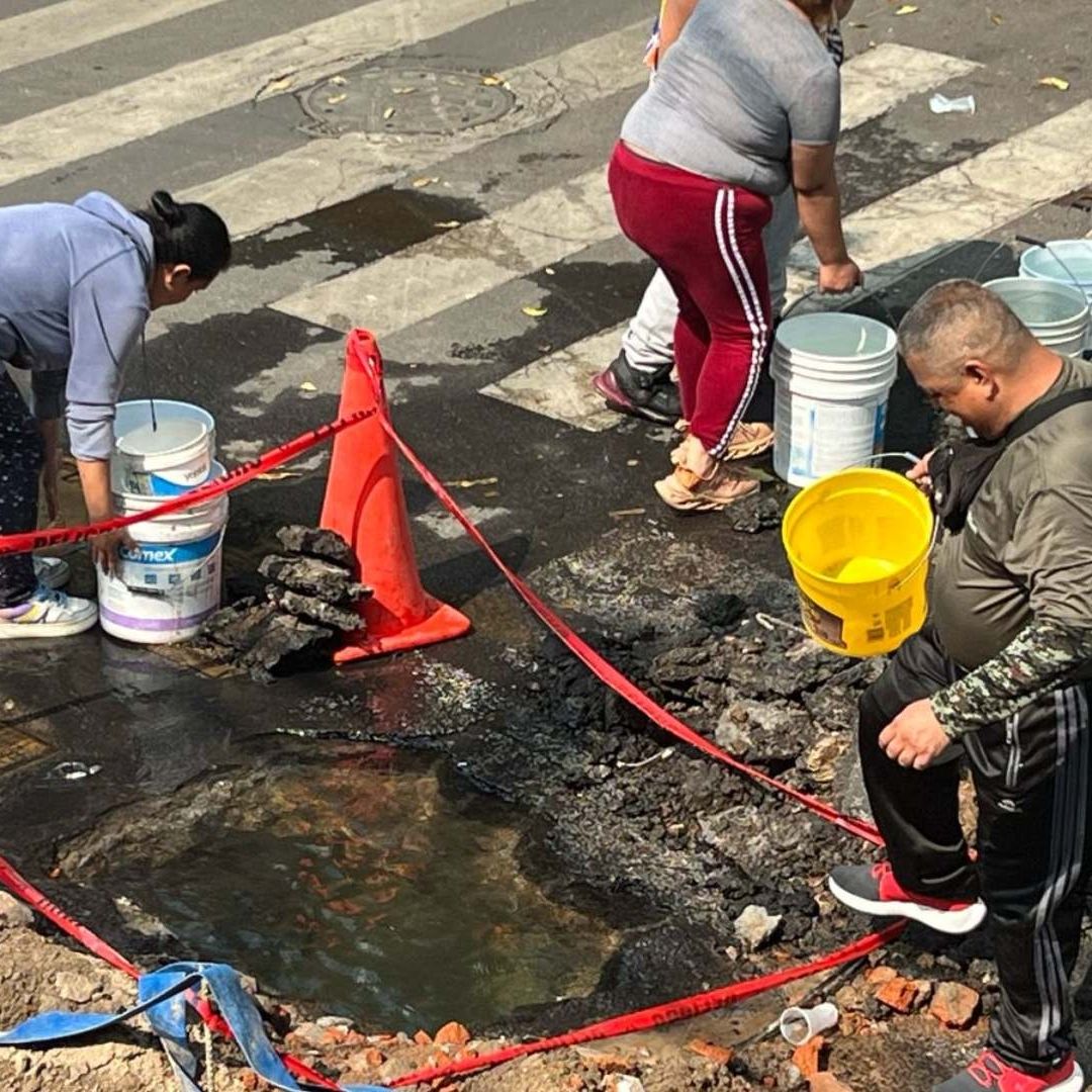 Vecinos recolectan agua de fuga