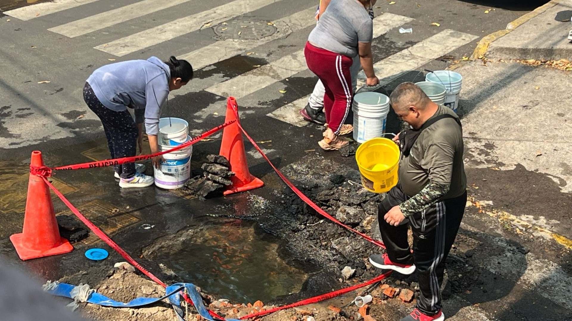 Vecinos recolectan agua de fuga