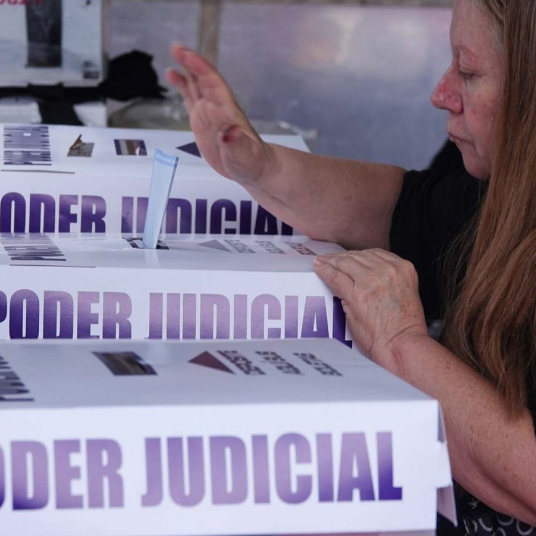 Persona vota durante la elección judicial el 1 de junio de 2025