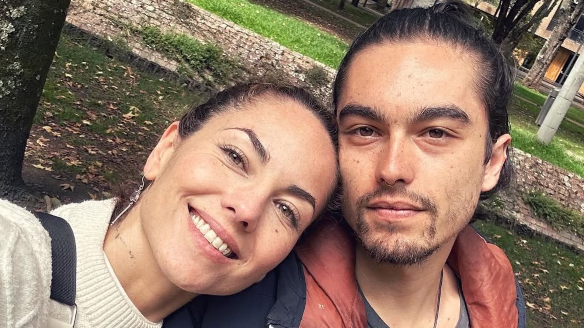 Hijo de Bárbara Mori la acusa de haberle iniciado en la marihuana
