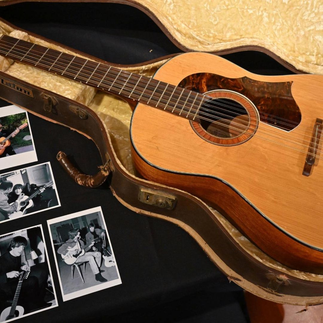 La guitarra acústica de John Lennon se vende en subasta en Nueva York