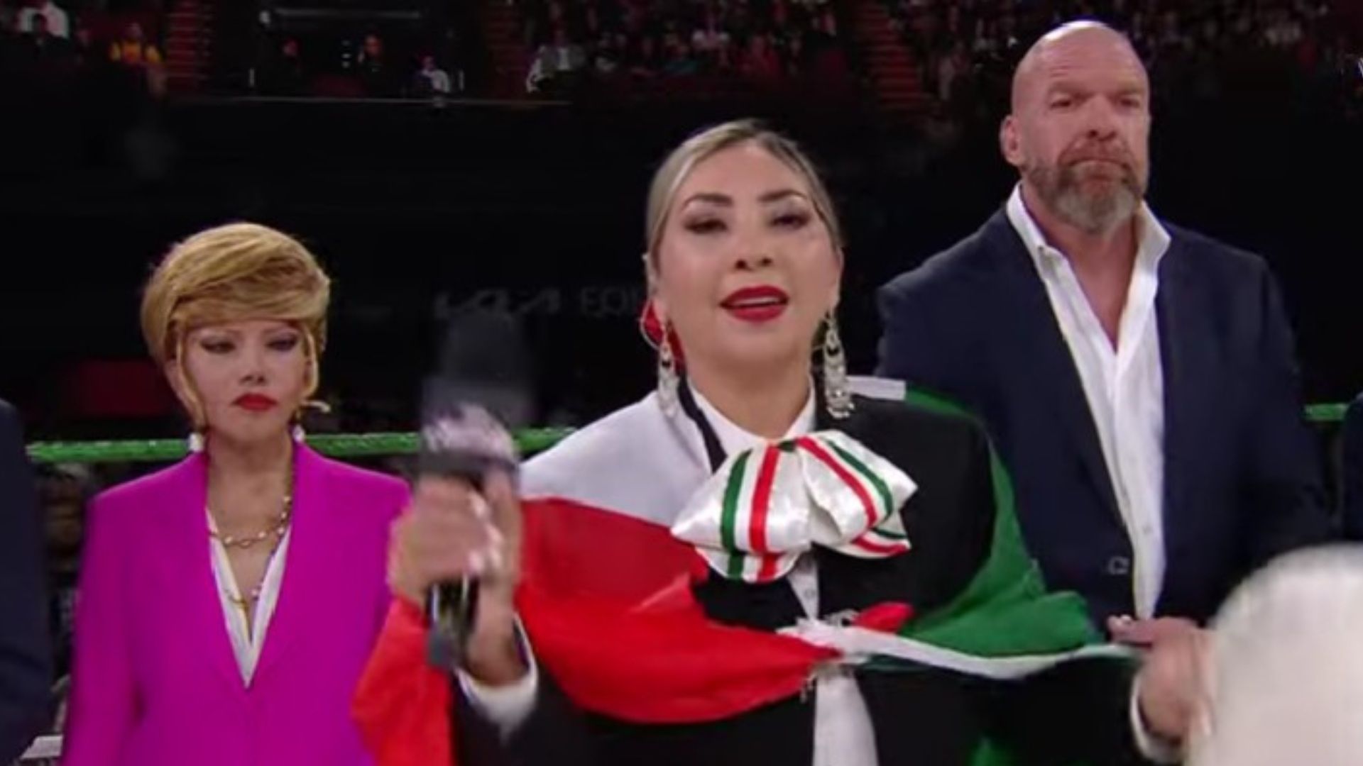 Deyra Barrera cantando el Himno Nacional cometió equivocación.