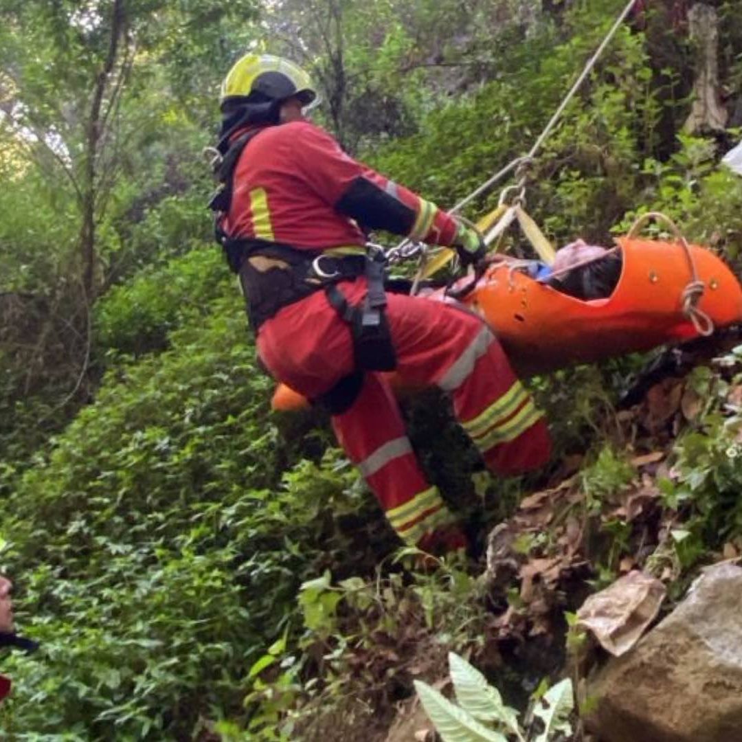 Rescatan a Hombre que Cayó a una Barranca de 25 Metros en la Col. Bosques de Santa Anita, Puebla
