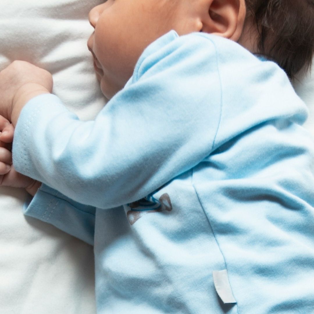 Bebé Muere por Broncoaspiración Mientras Dormía con su Mamá