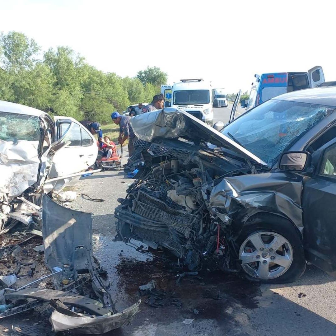 Choque frontral entre dos vehículos en carretera a Reynosa, General Bravo